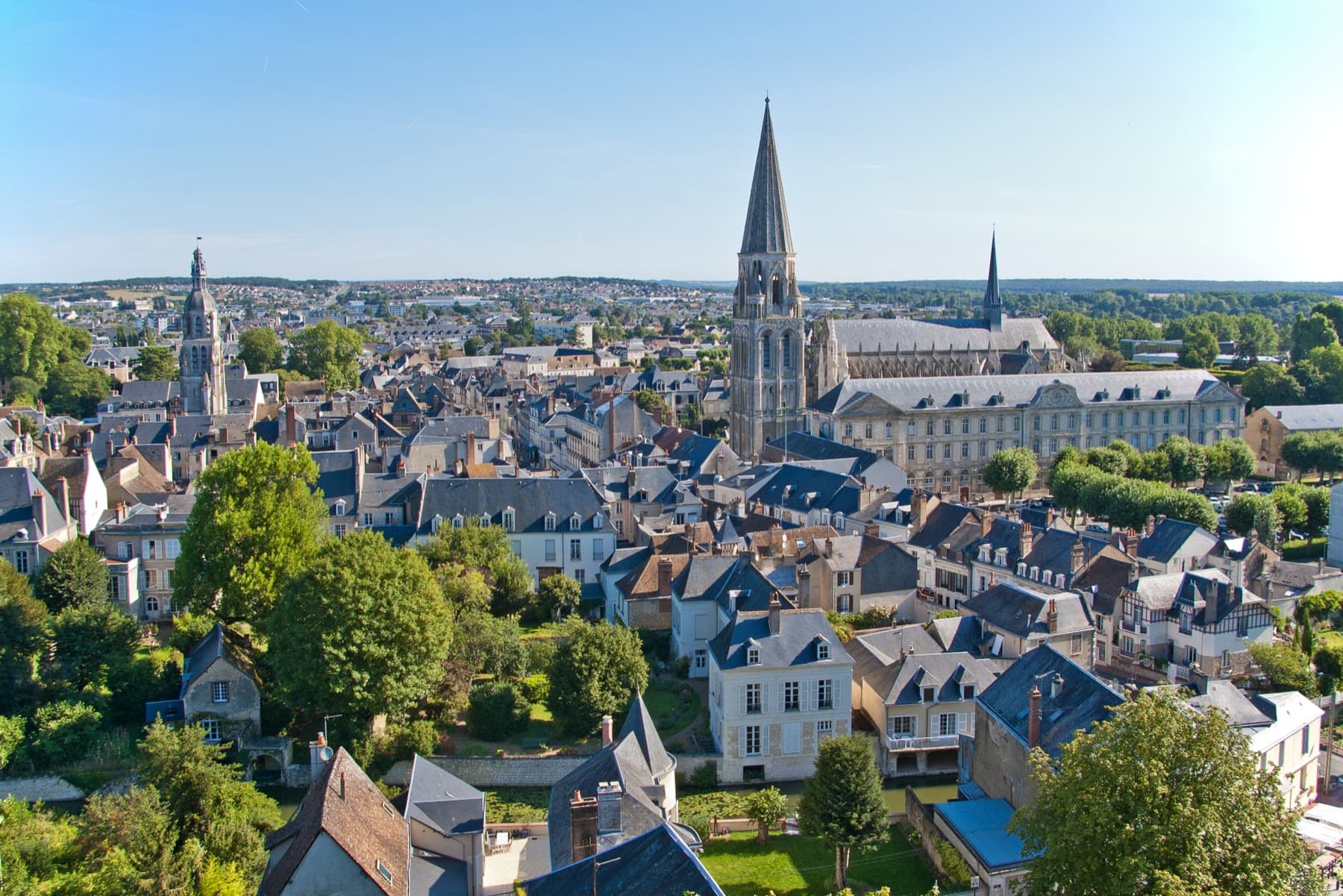 Vendôme vu du ciel : les toits d'ardoise, l'abbaye de la Trinité et le Loir